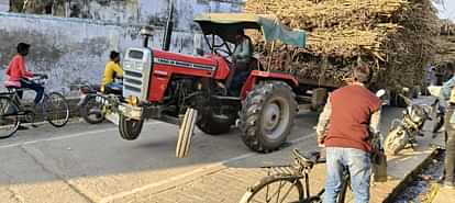 Sugarcane laden trolley stuck on speed breaker, jammed