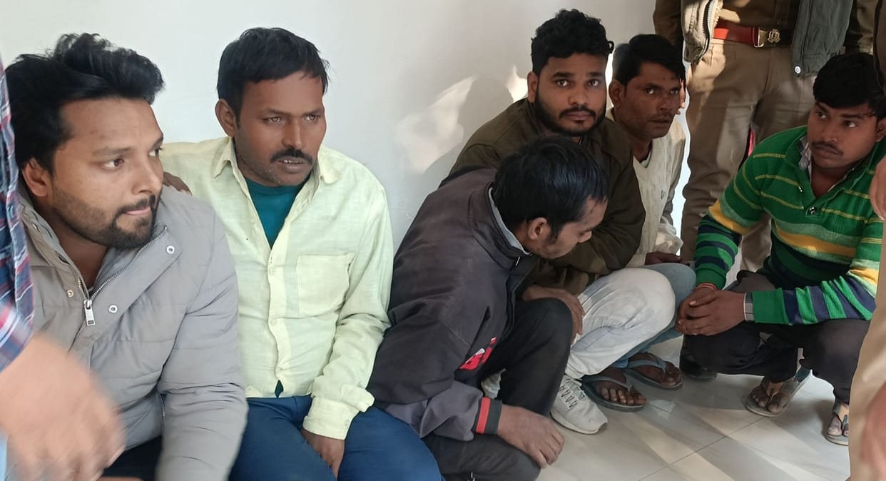 Six smugglers arrested with smack