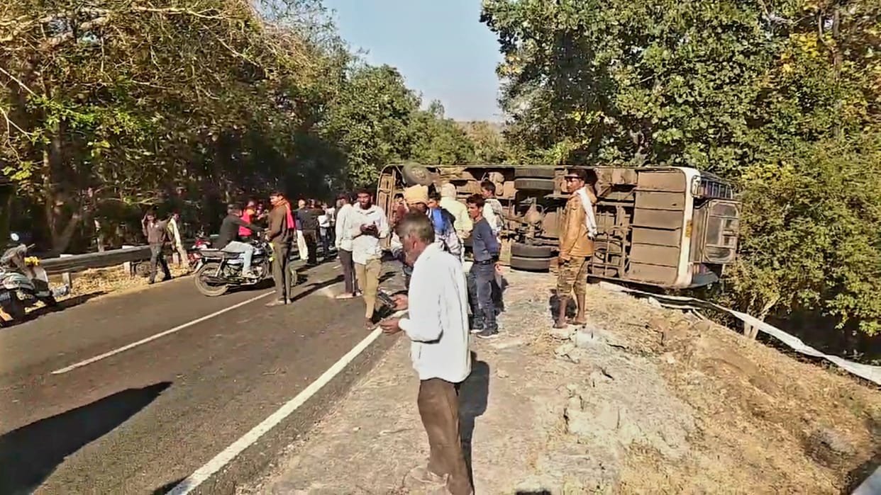 18 passengers injured, 3 seriously, in passenger bus accident that went out of control in the valley