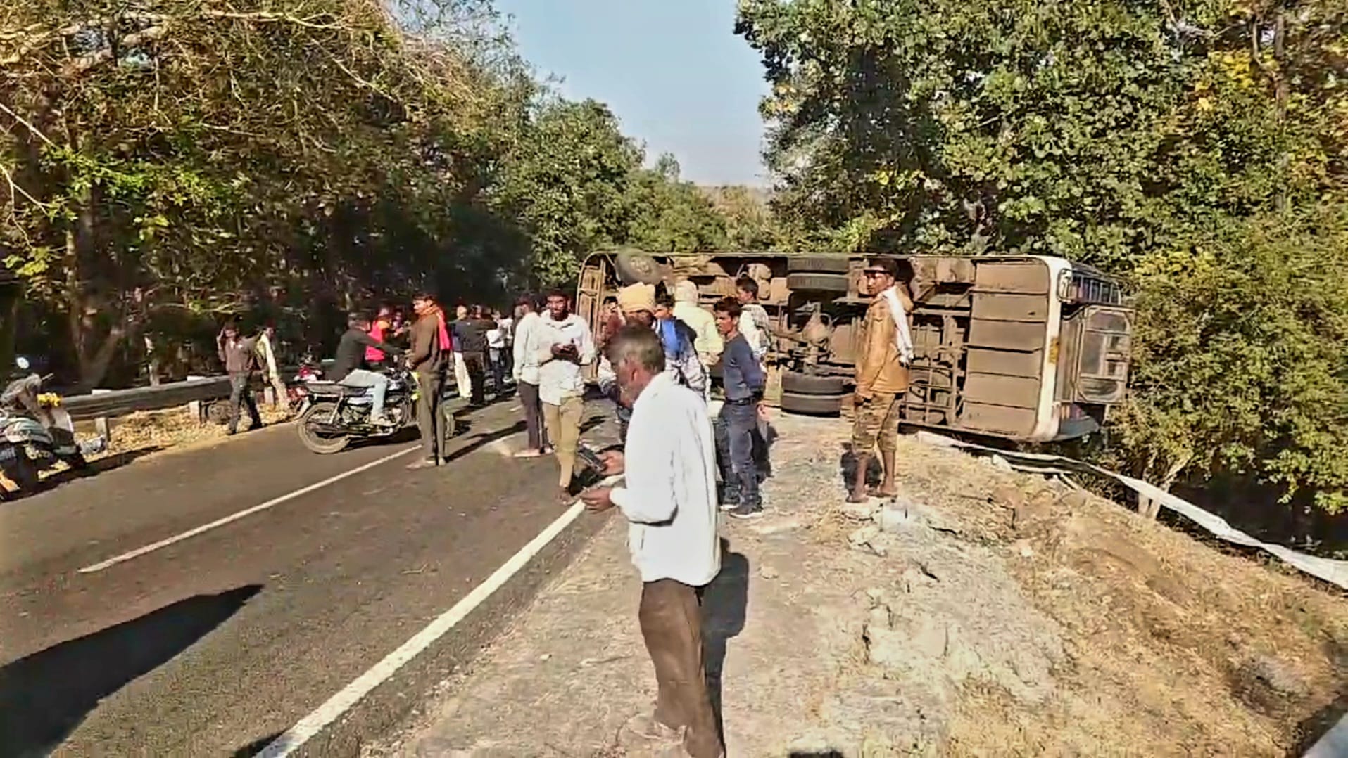 सागर में पलटी यात्री बस।