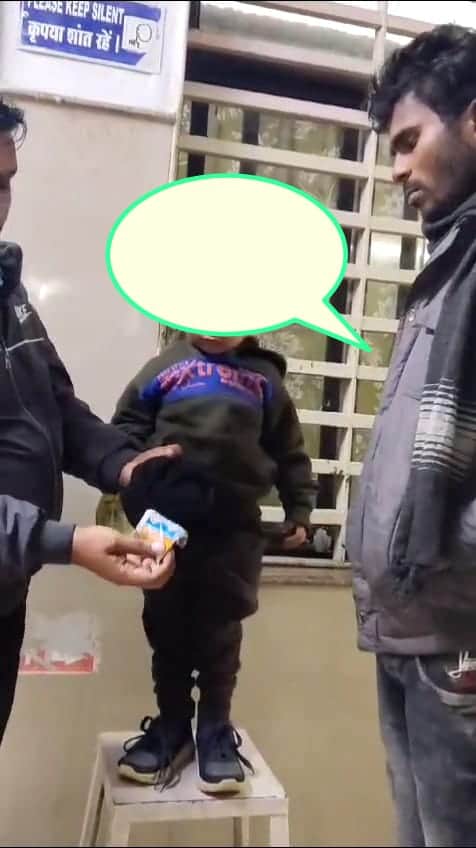 टोपे के अंदर से गुटखा निकालता सुरक्षाकर्मी