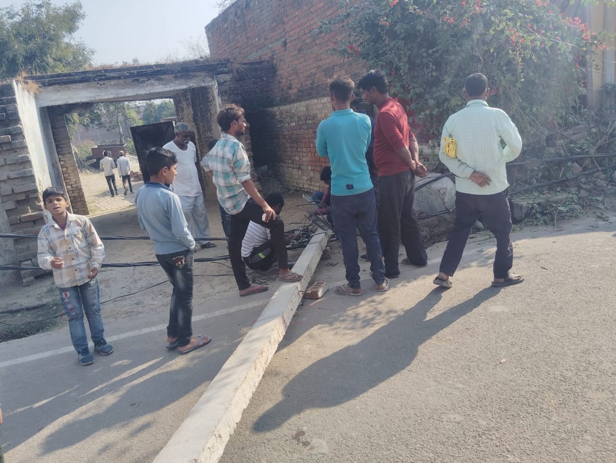 Container stuck in LT line, many poles broken