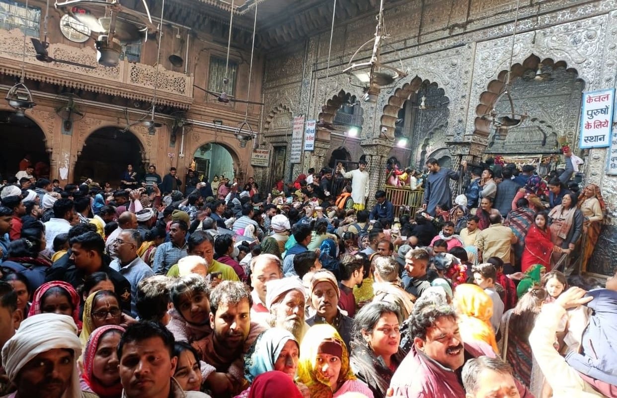 UP News Sick, elderly and small children should not come to Bankebihari temple management issued an advisory