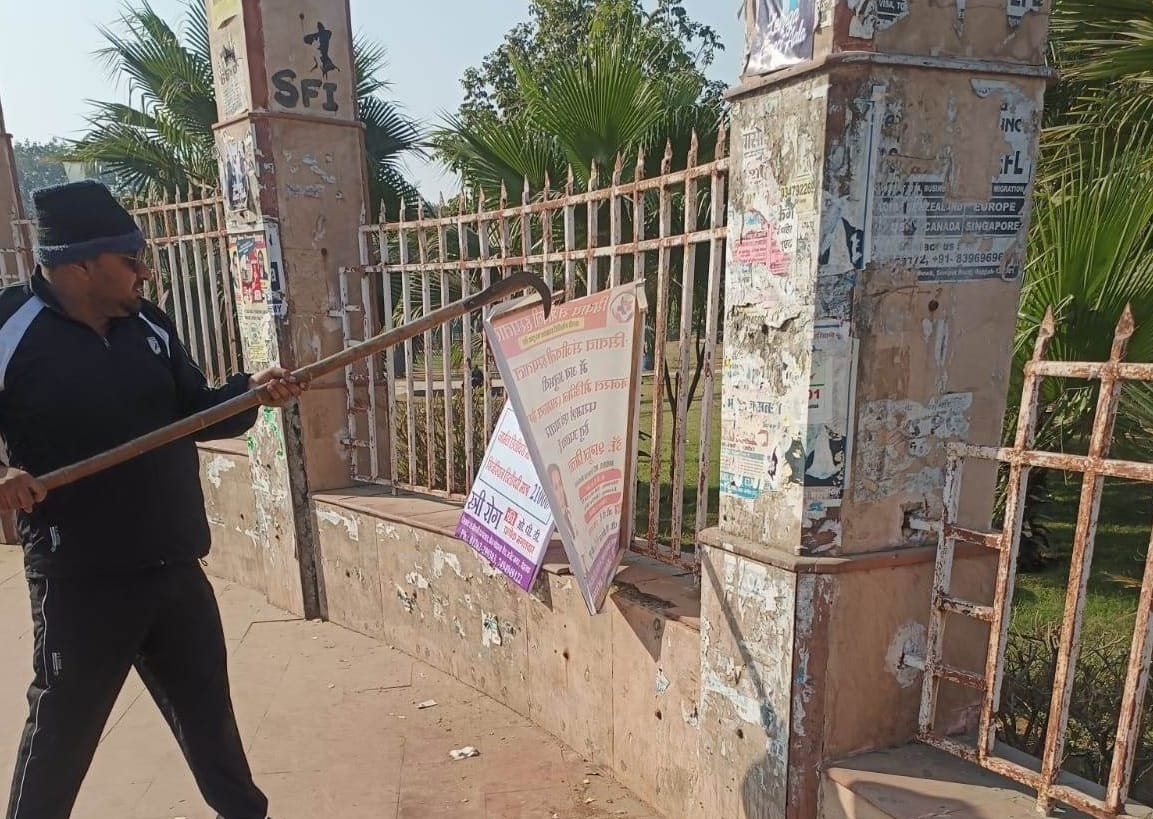 Police strictness on illegal hoardings, fine of Rs 3 lakh in a week
