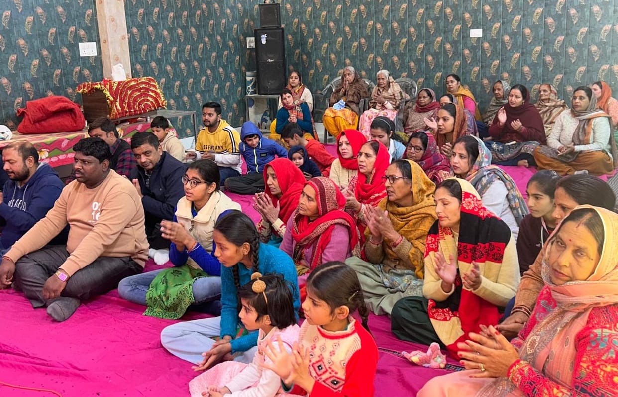 Devotees danced enthusiastically in Khatu Shyam Baba's bhajan evening.