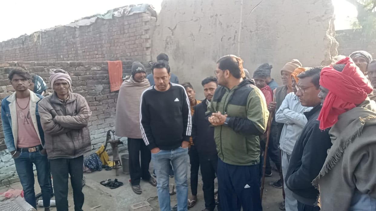 Inspector and two constables present in line due to advocate dispute