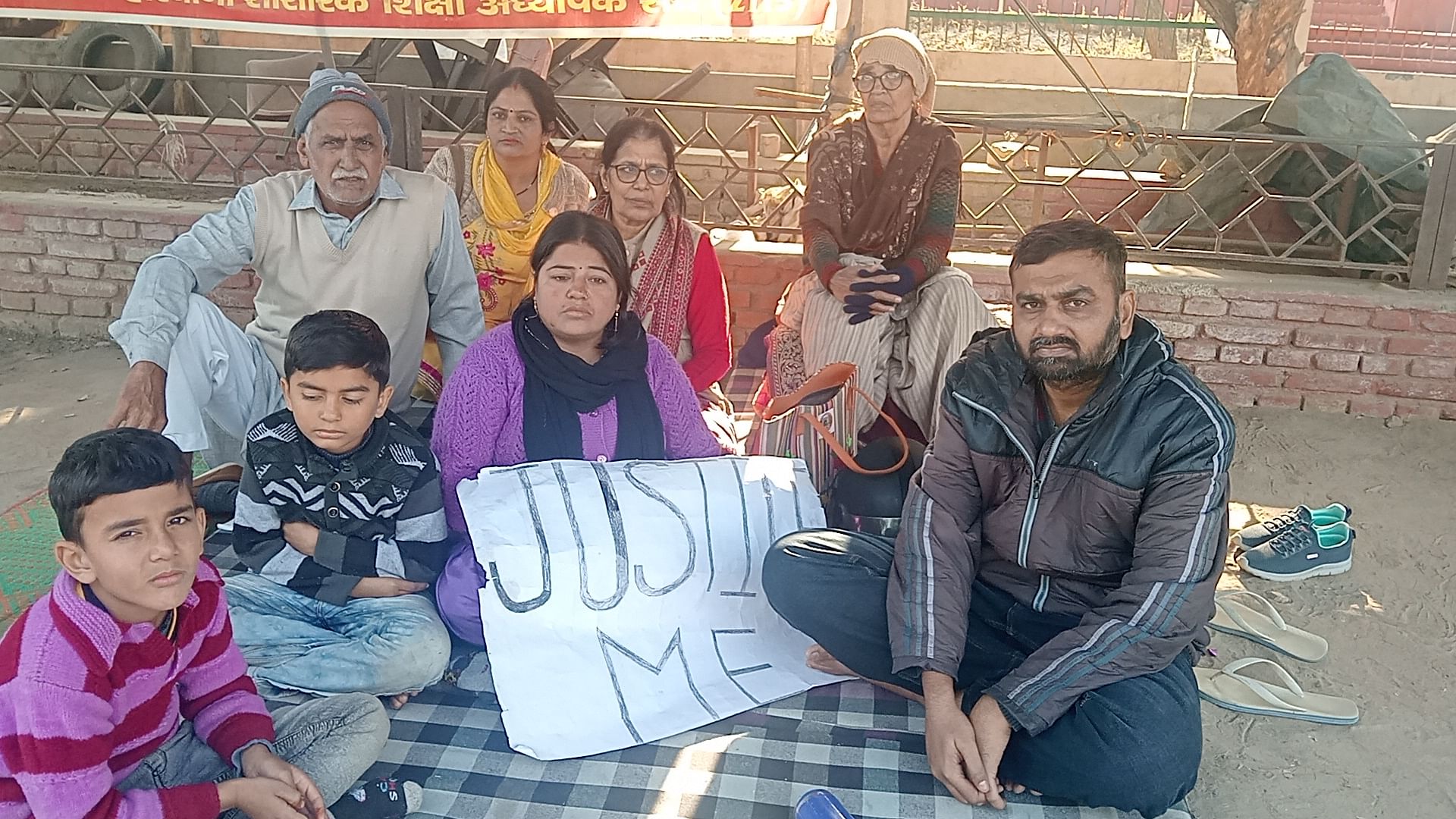 The family sitting on a dharna in the harsh winter to search for their daughter got the support of public organizations