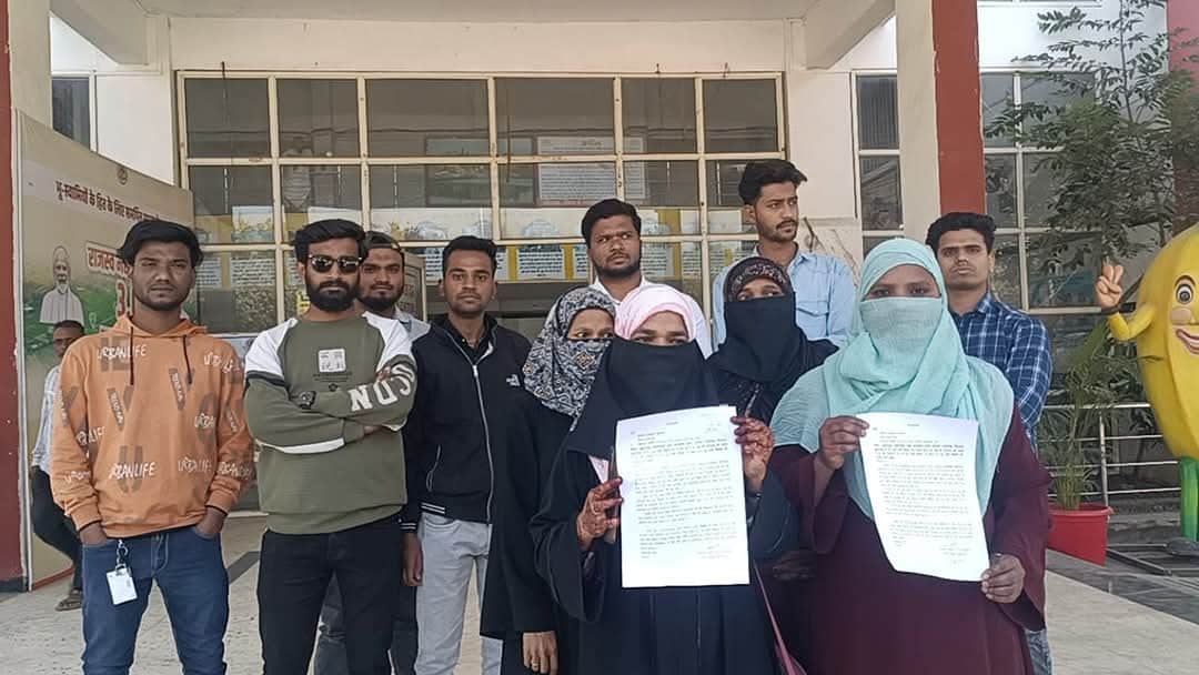 उर्दू शिक्षक की बहाली को लेकर ज्ञापन देने आए NSUI के कार्यकर्ता