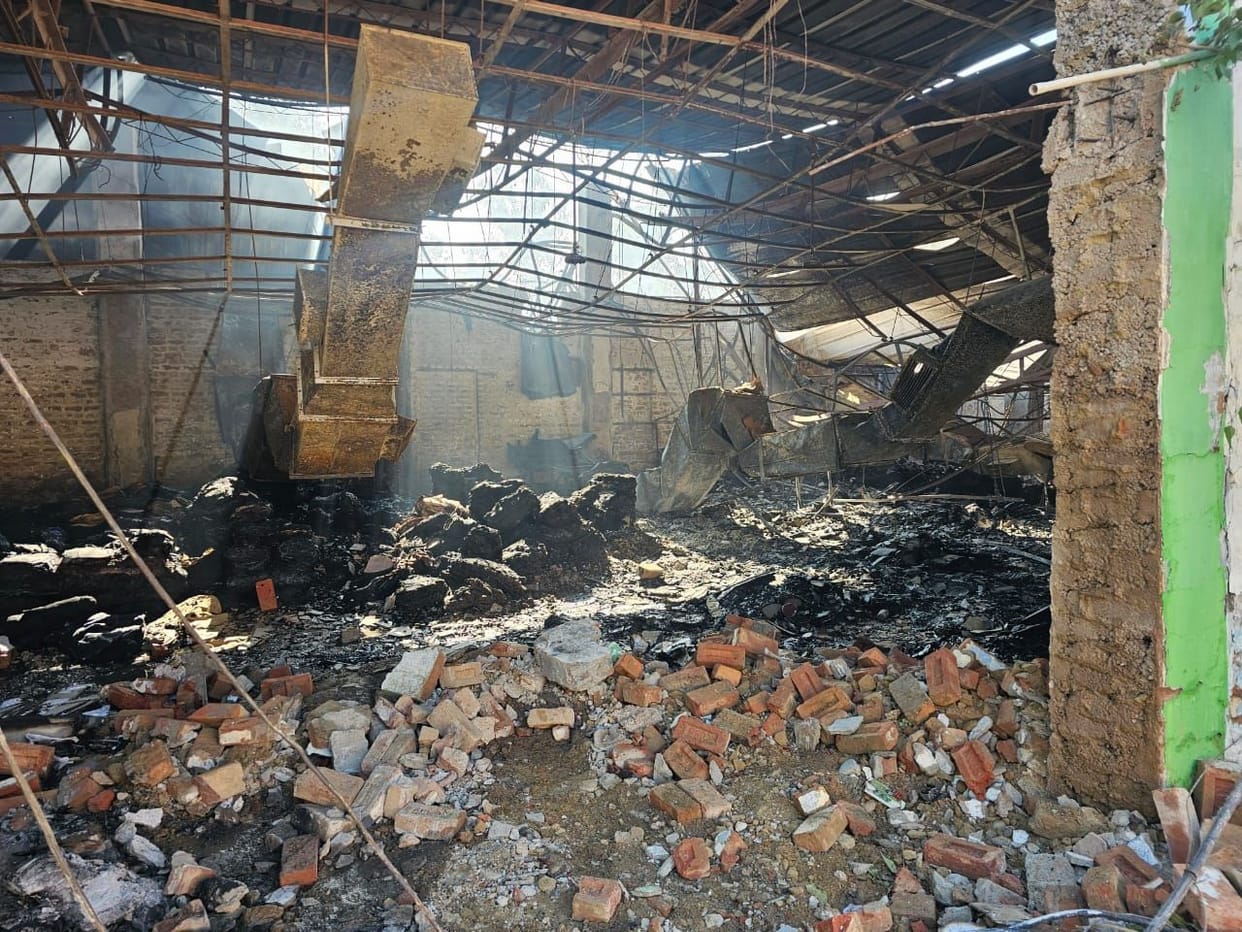 Fire in Chinar Fabric factory extinguished after ten and a half hours of hard work