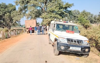 Katni News: Major police action on illegal excavation and transportation, Pokelin and two Hiva trucks seized