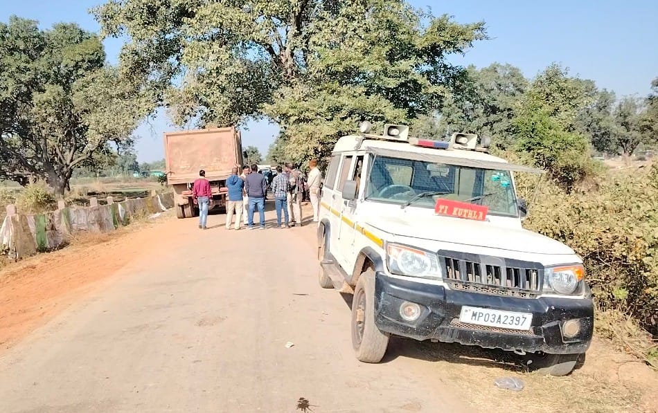 Katni News: Major police action on illegal excavation and transportation, Pokelin and two Hiva trucks seized