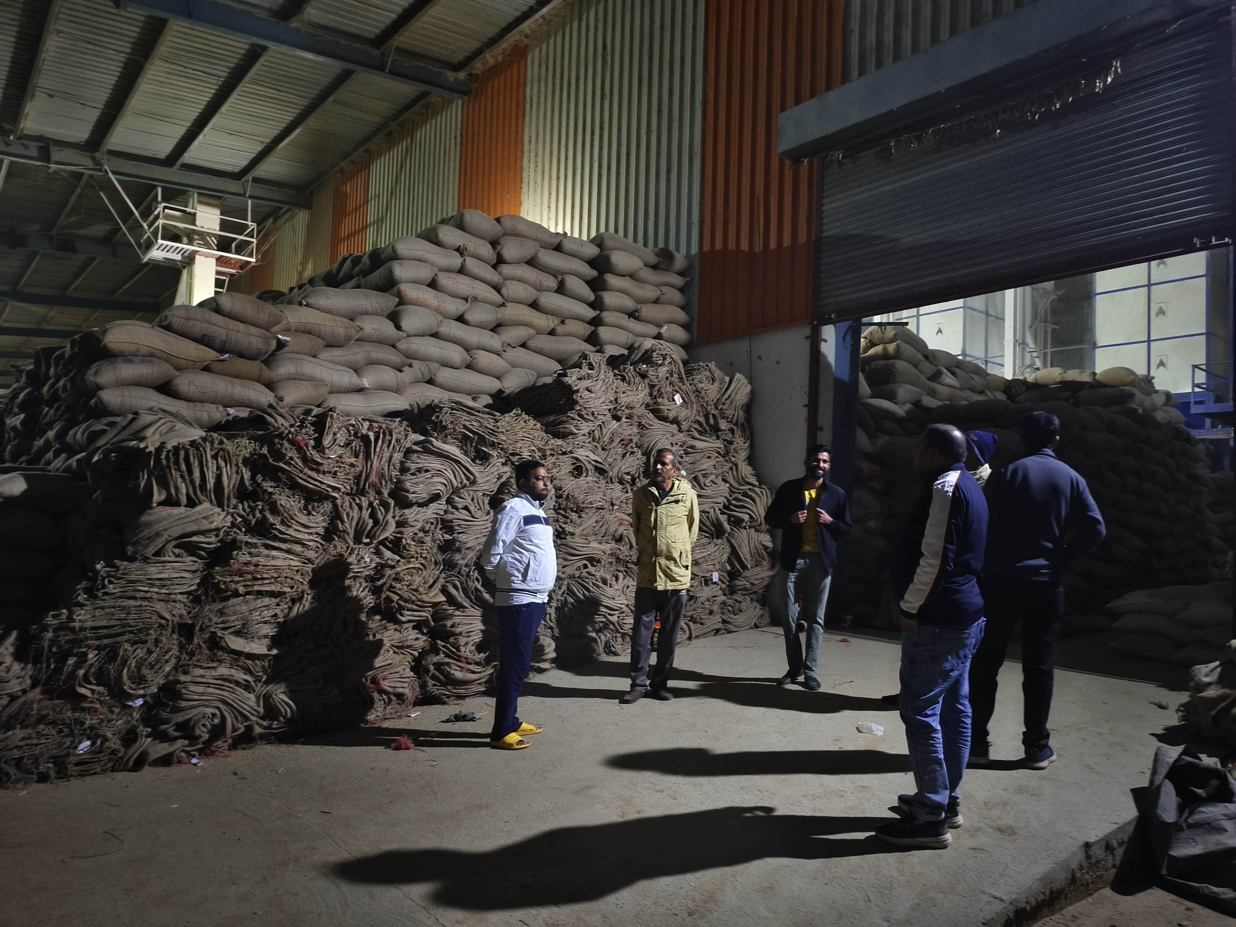 बालाघाट में प्रशासन की टीम ने पकड़ा चावल घोटाला