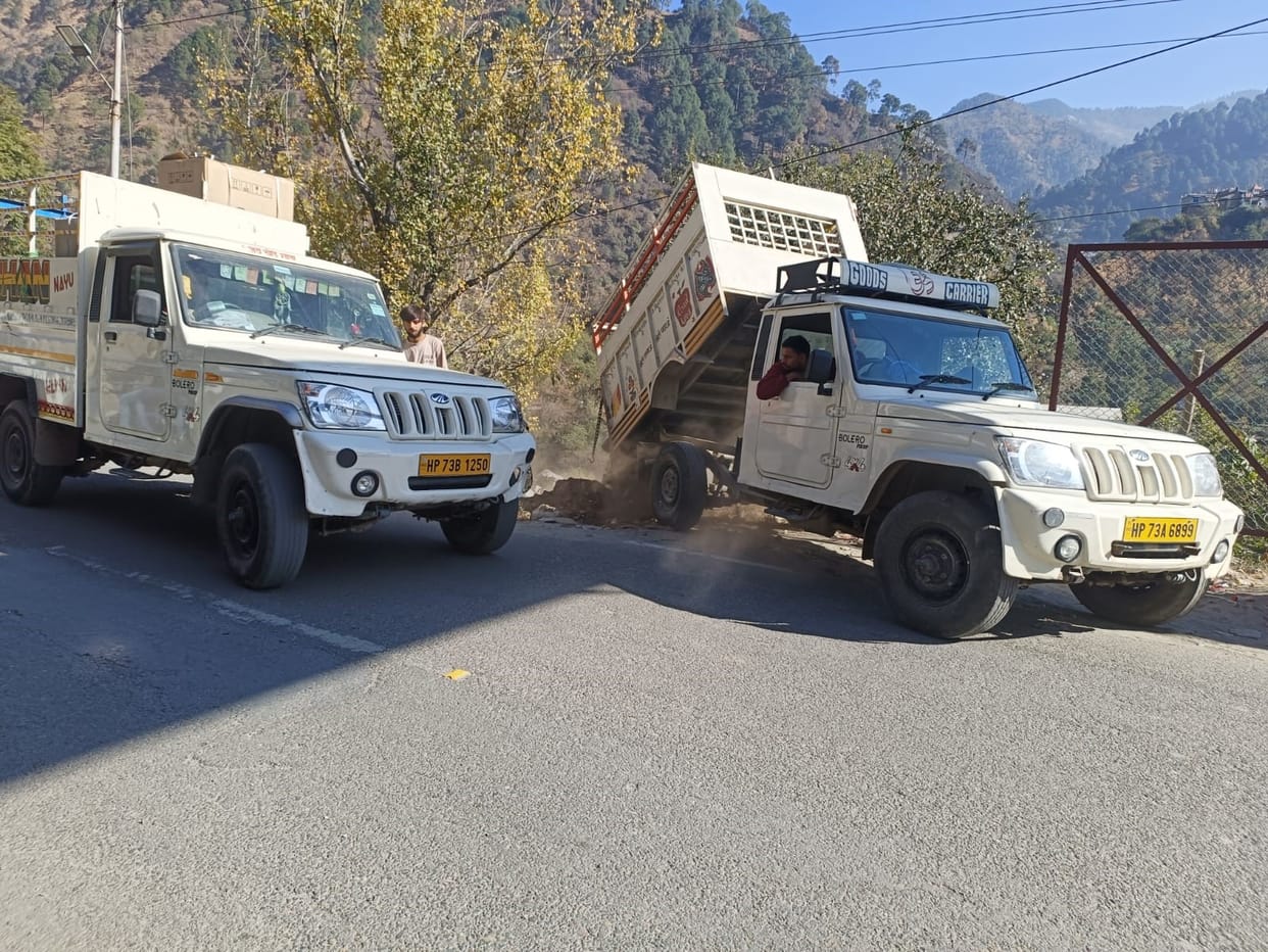 Ravi river is being polluted by throwing soil illegally