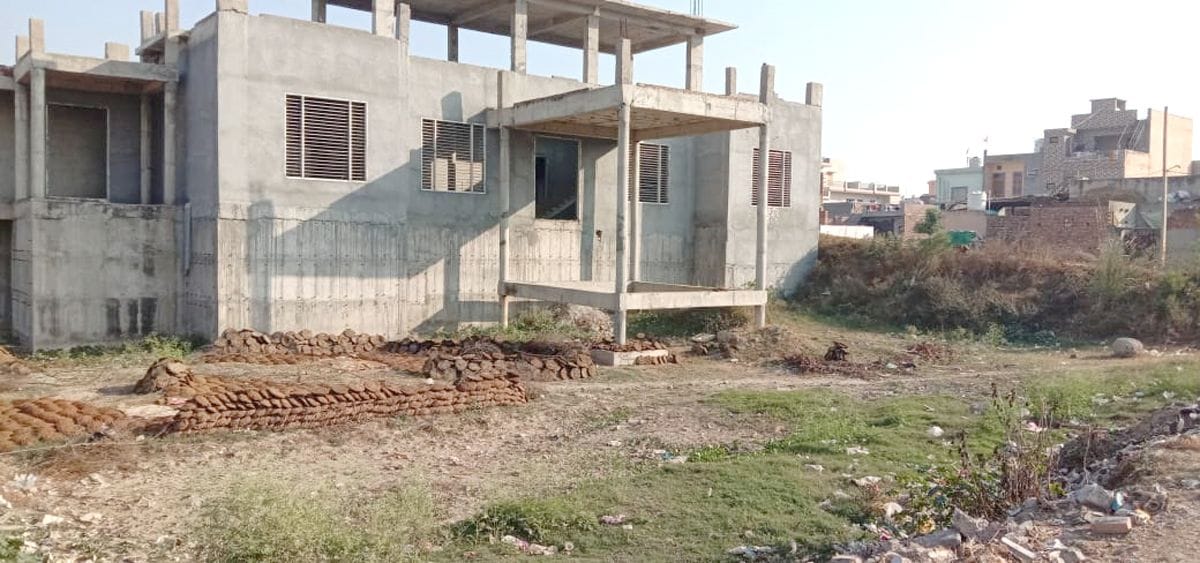 The community hall under construction is shedding tears over its poor condition.