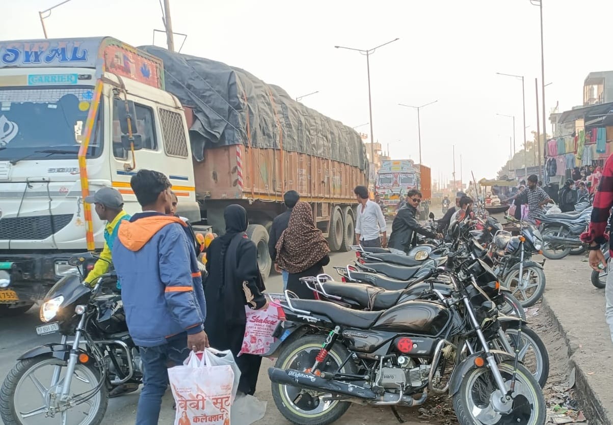 Business is blocking the road, encroachment is causing jam on the highway