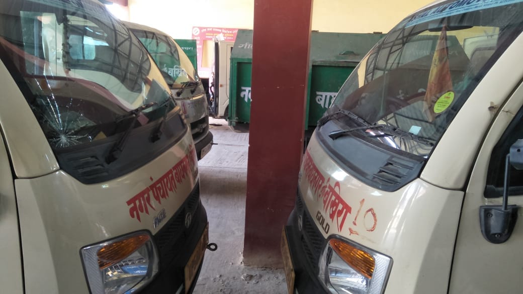 Chaotic elements broke the glass of Nagar Panchayat's vehicles.