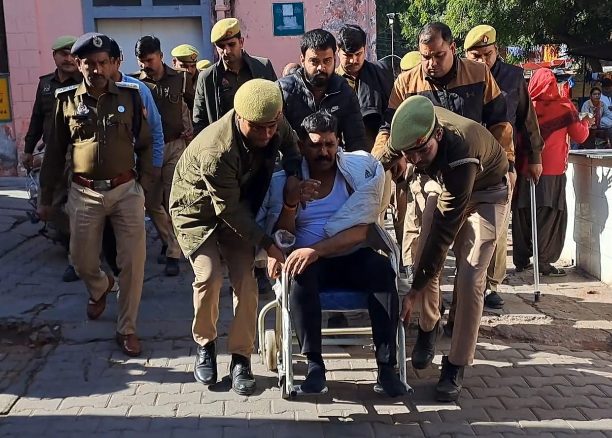 District hospital arrangements were injured, the wheelchair carrying the jailer could not walk straight to the X-ray room.