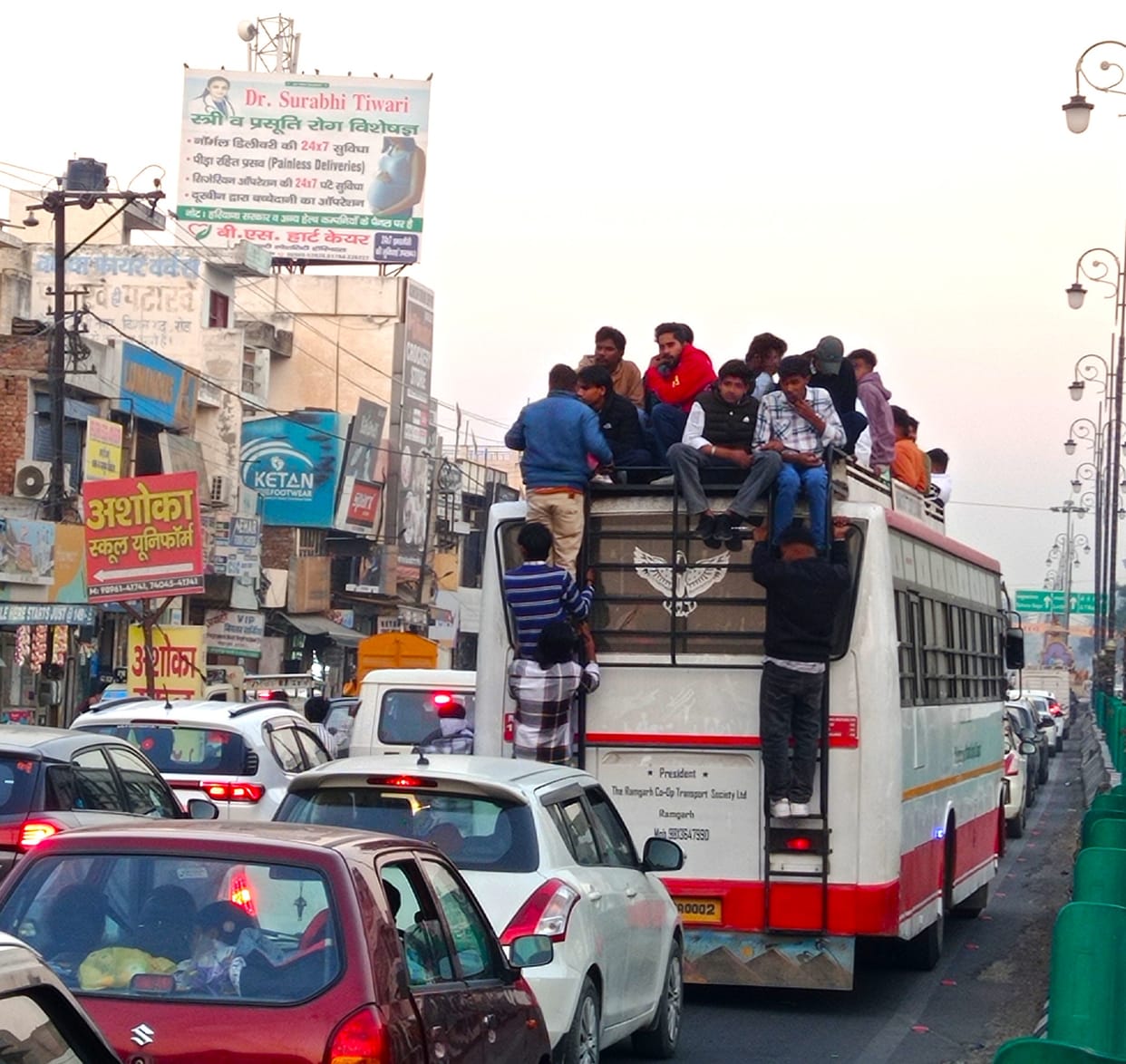 Traffic jams on city roads worsened, people struggled