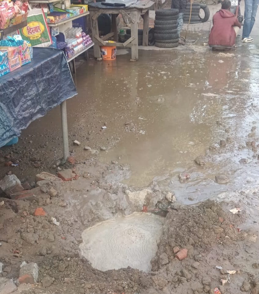 Pipeline damaged due to digging, 60 thousand people yearned for water the whole day