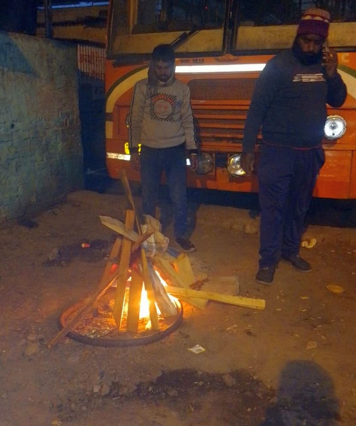Nagar Palika started temporary night shelter on roadways