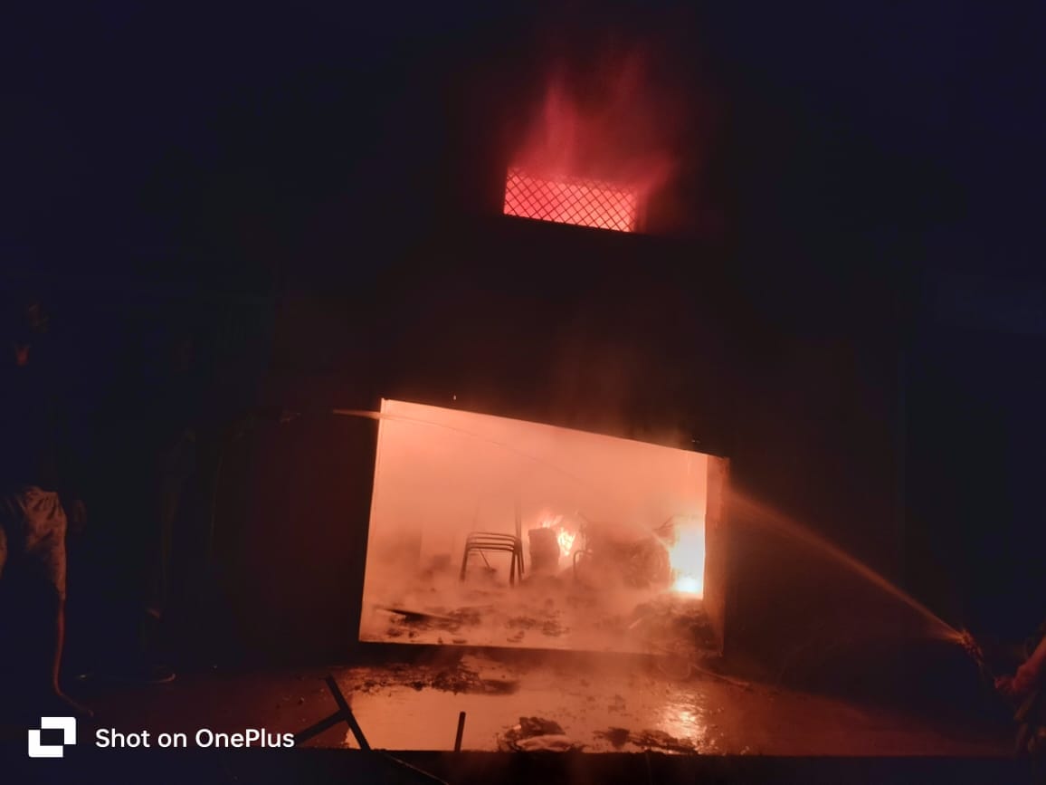 Damoh huge fire broke out in hardware shop due to short circuit loss of lakhs of rupees incident of Madiado