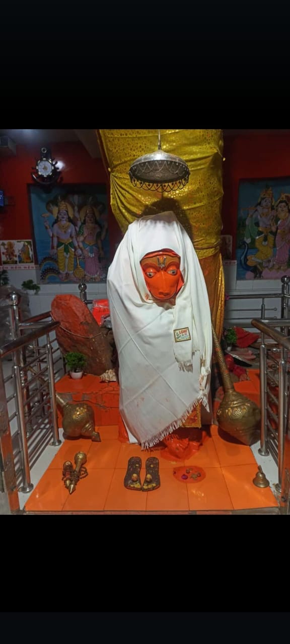 Damoh Warm clothes were put on the statue of Hanuman ji to protect it from cold