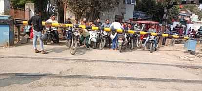 Barabanki News: 24 घंटे में 120 बार बंद होती है क्रॉसिंग, दिनभर रहता है जाम The crossing closes 120 times in 24 hours, there is a jam throughout the day