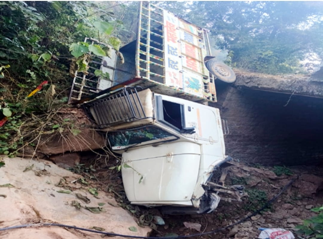 Pickup stolen and dropped into drain, thief ran away with Bolero after the accident