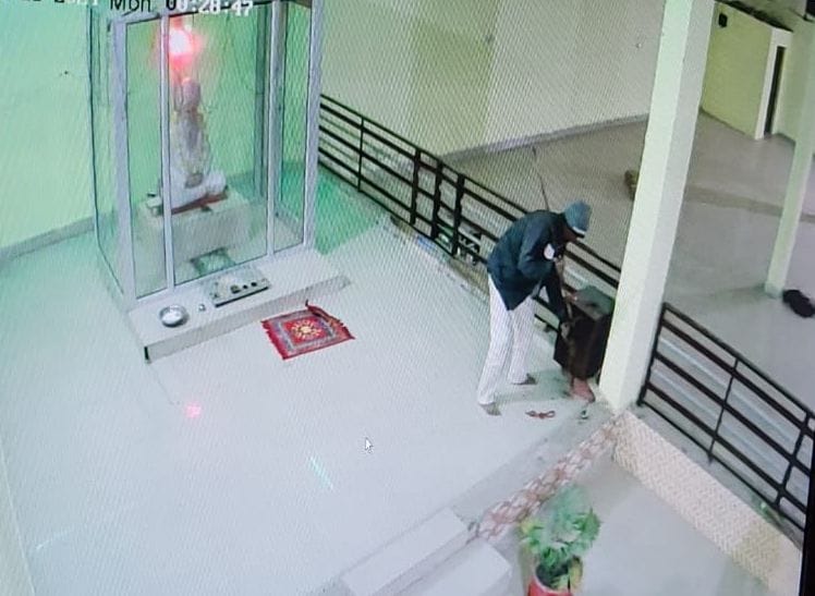 Cash theft by breaking the lock of donation box in village Sisoth