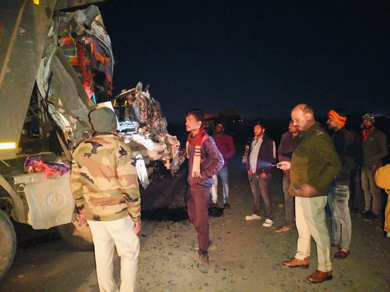 two trucks collided head-on on Damoh Sagar Highway