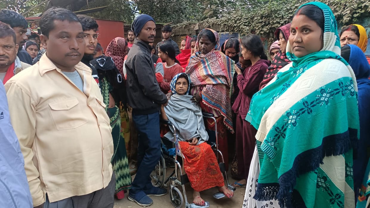 In Gorakhpur, Seeing her son's dead body, Nikita hugged her father and burst into tears.