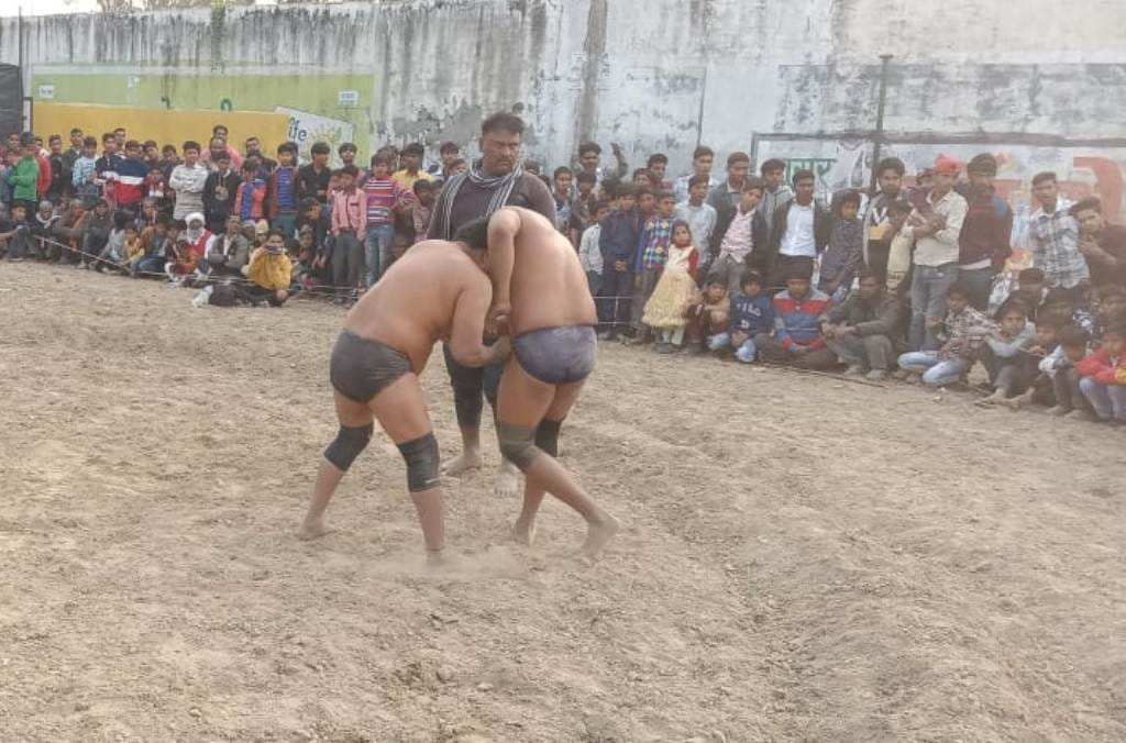 Wrestlers showed tricks in Dangal