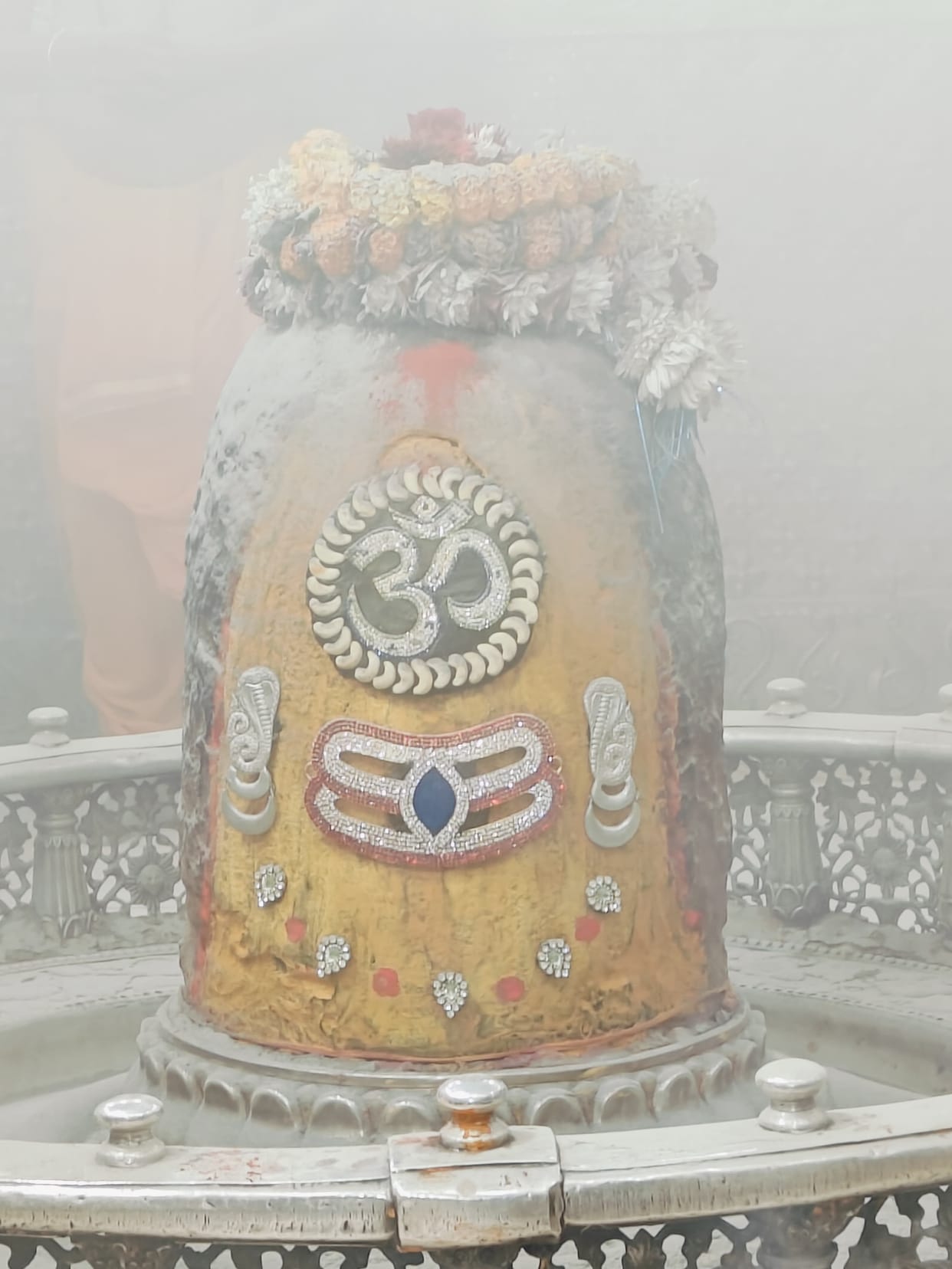 Baba Mahakal's Bhasmaarati was performed after adorning him with Om and Tripund