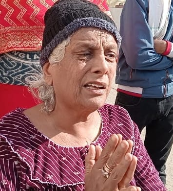 Former councilor Mangalamukhi Shobha attacked with sticks in Hisar, admitted
