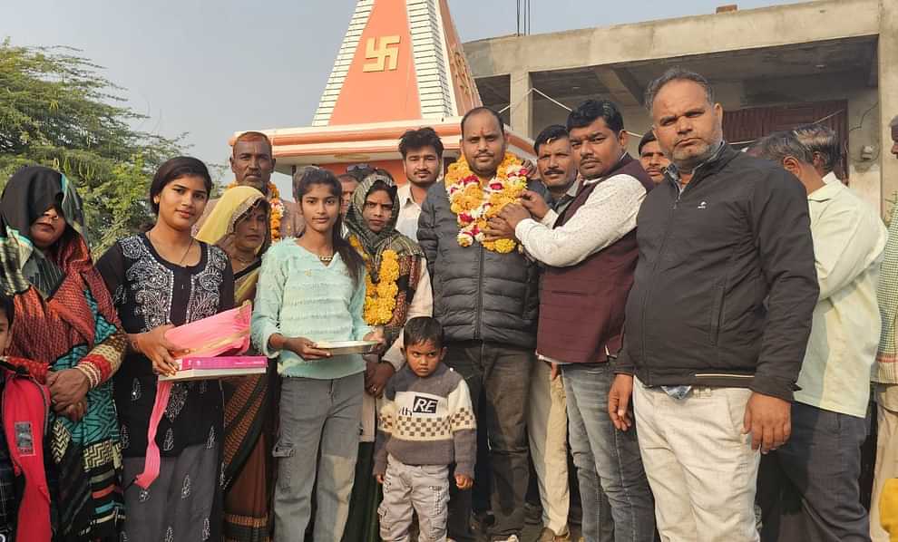 Welcome of Pradhan Anamika who reached the village after receiving the award from the President