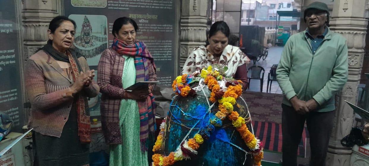 Devotees worshiped Shiva in Shri Ram temple