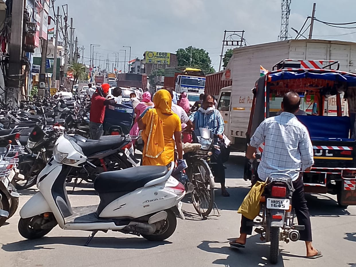 Illegal parking outside banks causes traffic jam, people are troubled