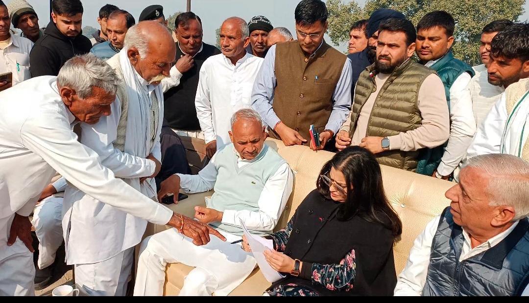 Cabinet Minister Shruti Chaudhary listening to people's problems in Sisar village.