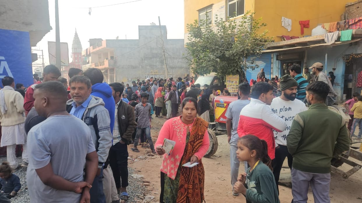 Uproar outside the society over non-return of money deposited in savings accounts