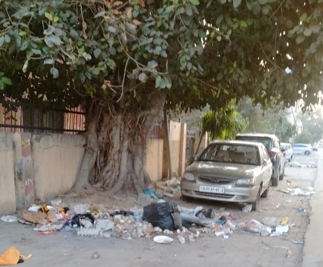 Cleaning has not been done in the western region for a week, now the workers in the eastern region have stopped working.
