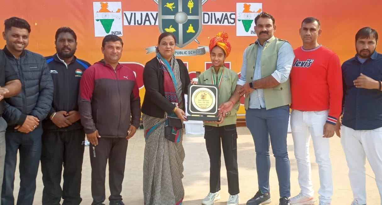 Kirti Pahal awarded on Vijay Diwas