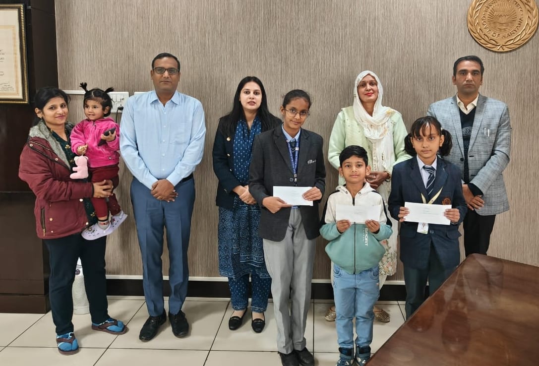 Winners honored with cash in selfie upload competition