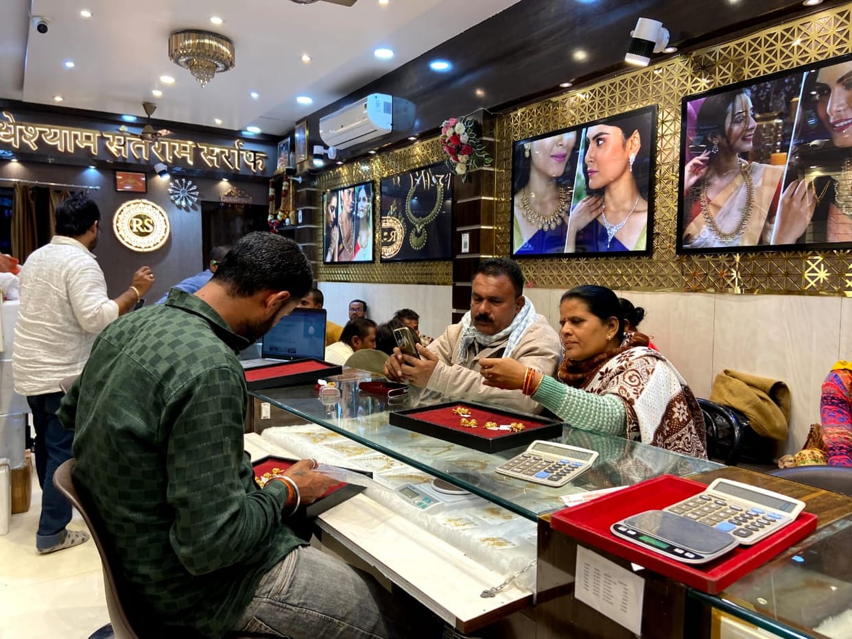 Kharmas: Market slow, now preparations to decorate shop in new year