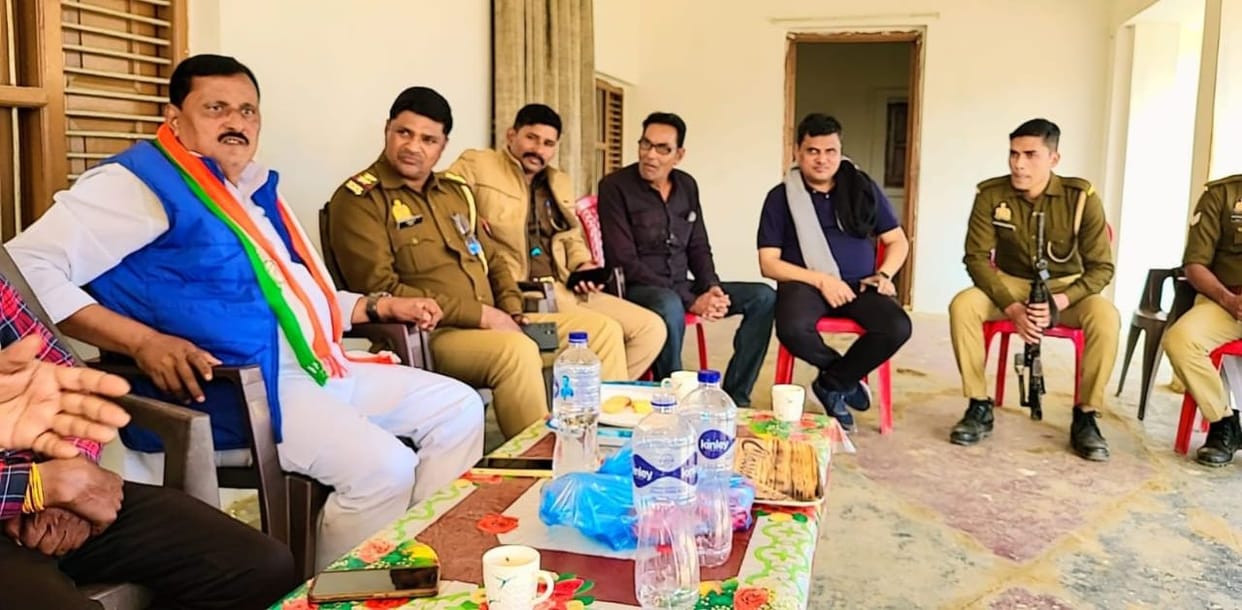 Congress leaders caught before protest in Lucknow, kept under house arrest