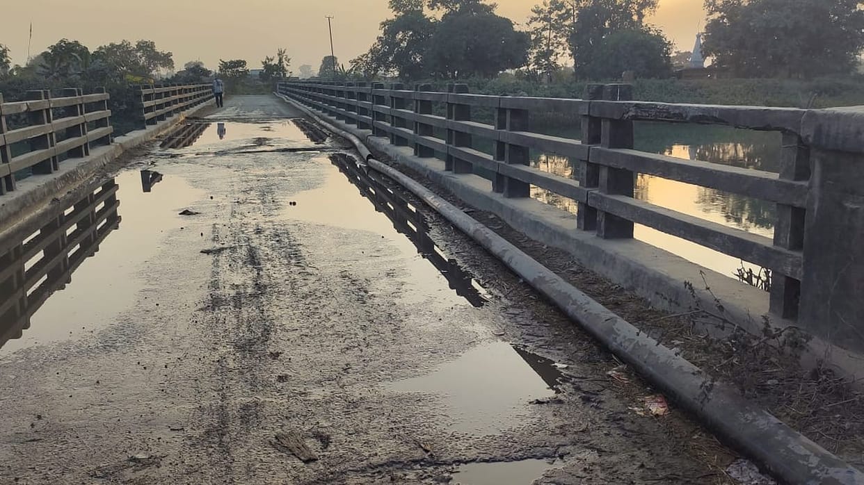 Negligence of those responsible, pure drinking water flowing on Saryu bridge instead of homes