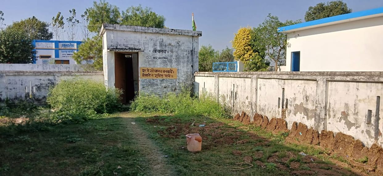 Panchayat building became Kanda house, cattle are being tied