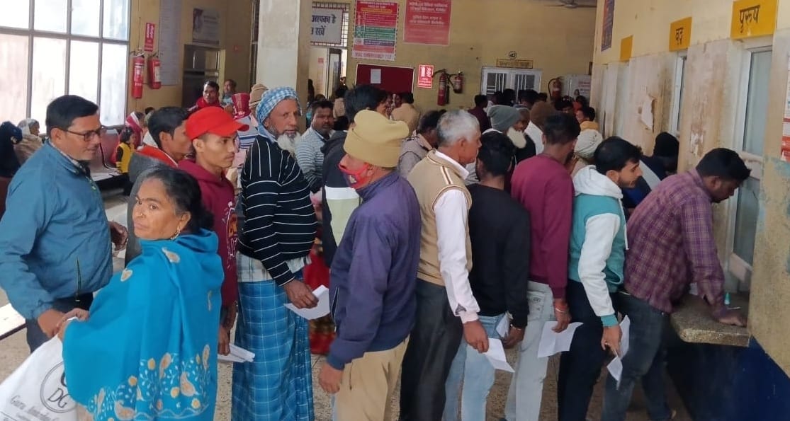 Patients suffering from cold and fever increased, queue outside the X-ray room