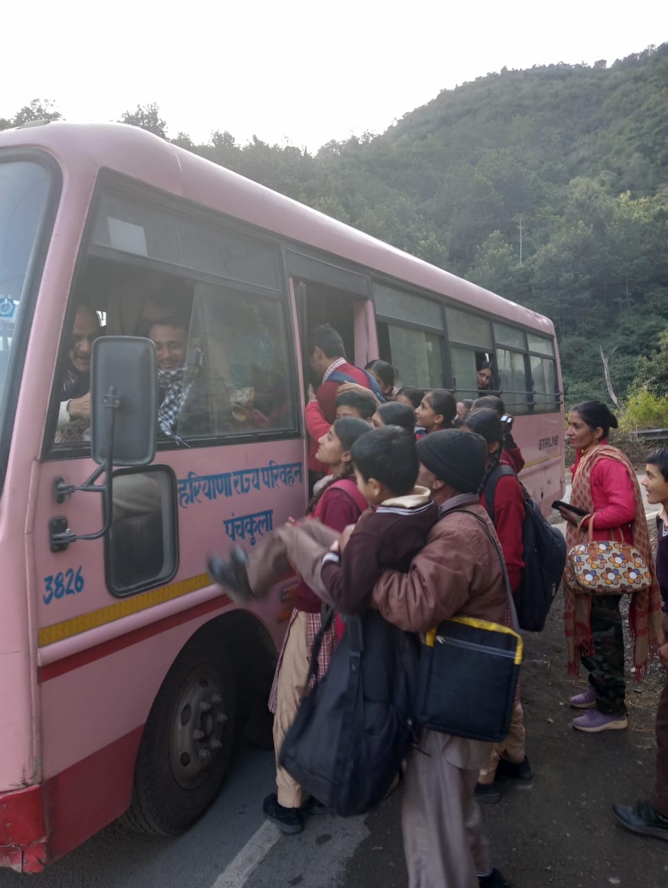 Children forced to go to school hanging in the bus, problem not being solved
