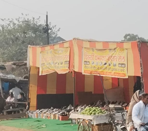 30 thousand rupees snatched from shoe seller
