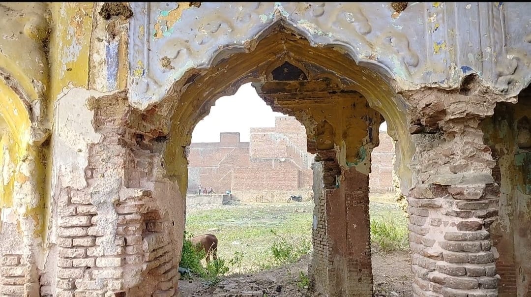 152 year old ruined temple also found in Laxmanganj of Chandausi
